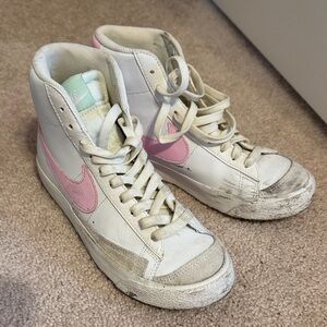 Nike Girls Sneakers in White and Pink